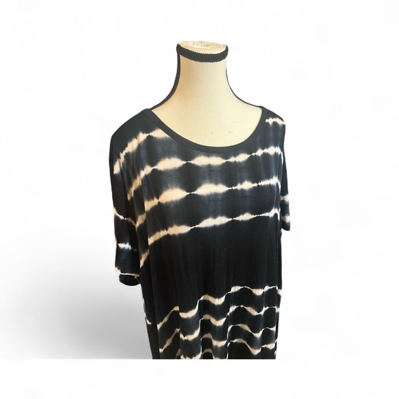 Chic Black and White Tunic Top - Picture 4 of 6